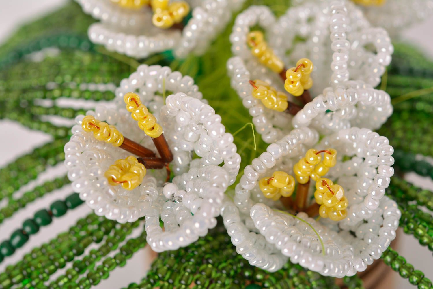 Composition florale fait main Fleurs artificielles Idee deco perles rocailles photo 2