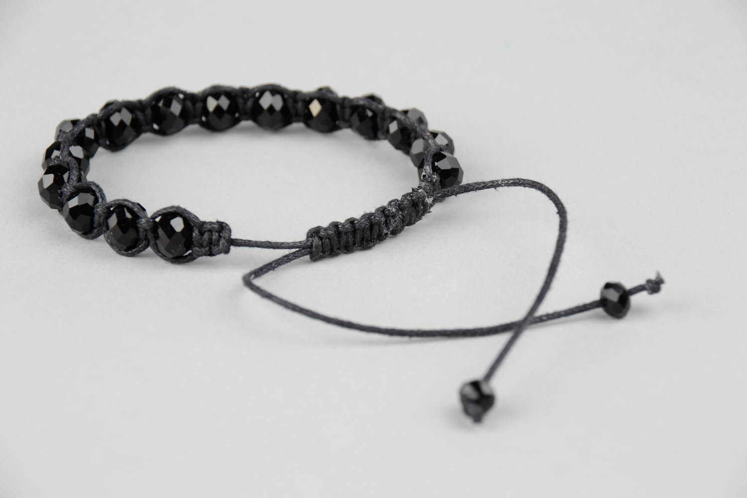 Black beaded bracelet photo 4