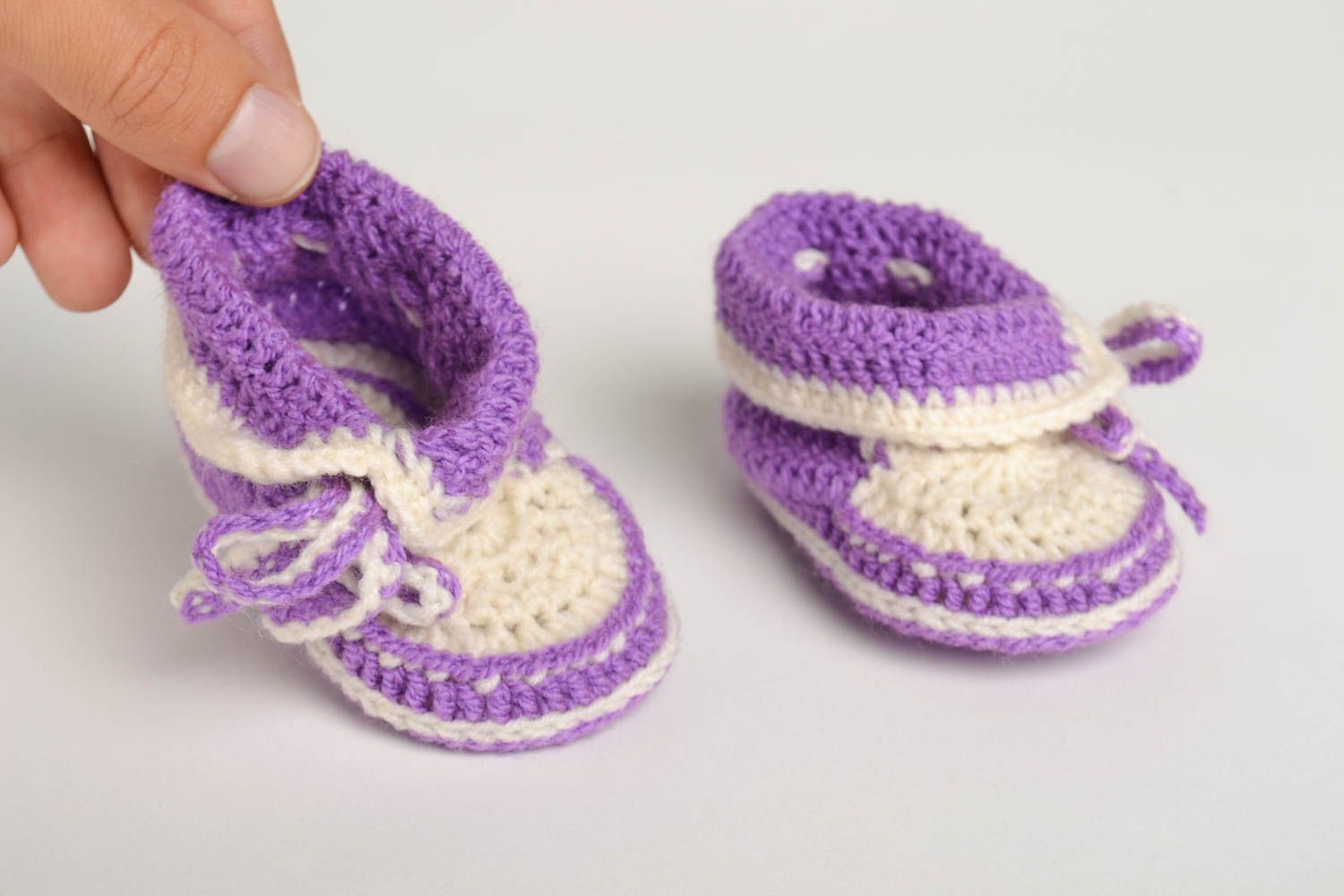 Handgefertigte Schuhe gehäkelte Babyschuhe Geschenk für Kleinkinder lila weiß foto 5