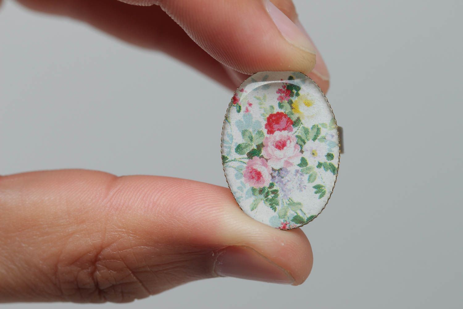 Handmade open glass glaze seal ring of oval shape with flowers photo 5