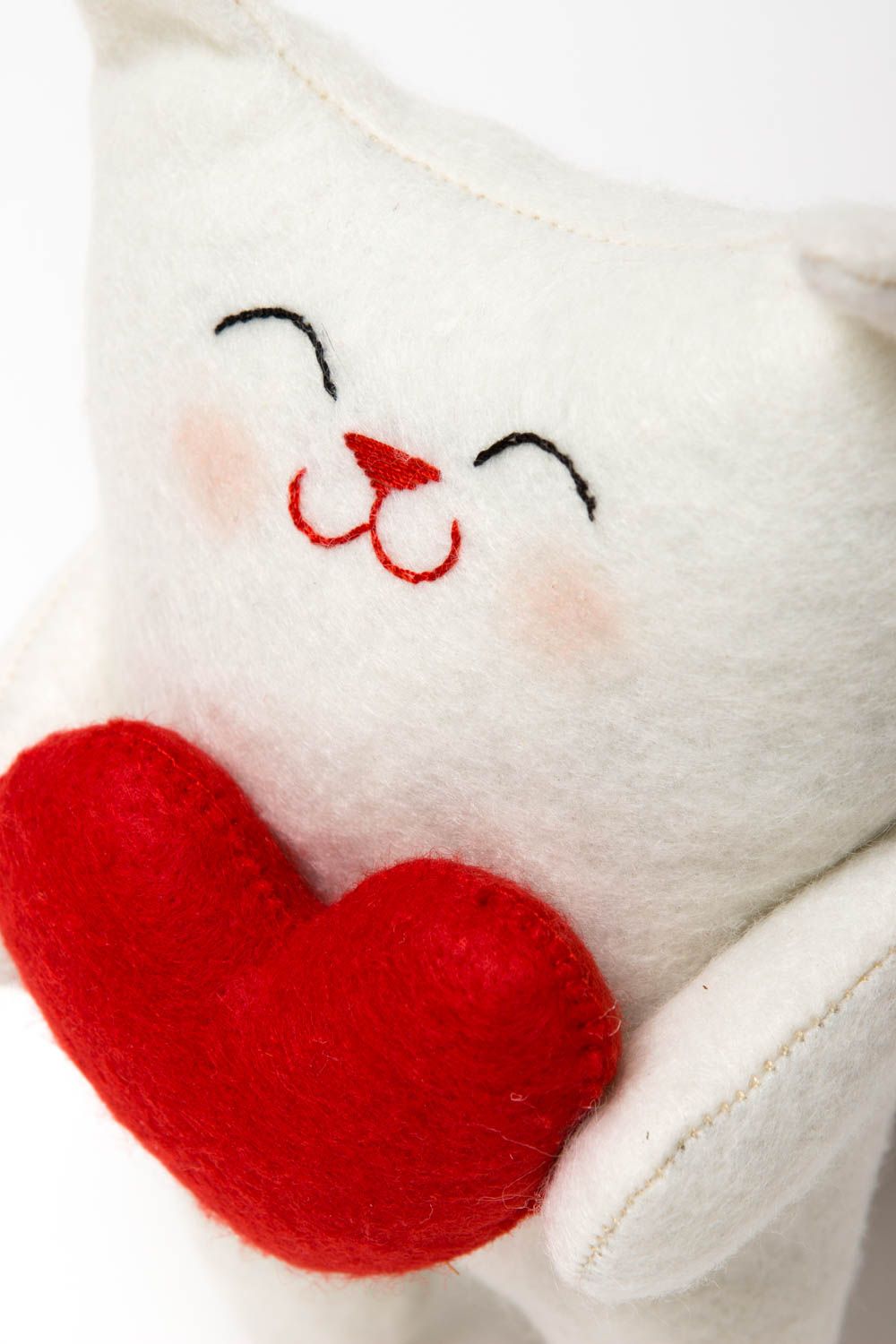 Peluche chat avec coeur rouge Jouet fait main en feutre Cadeau original photo 3
