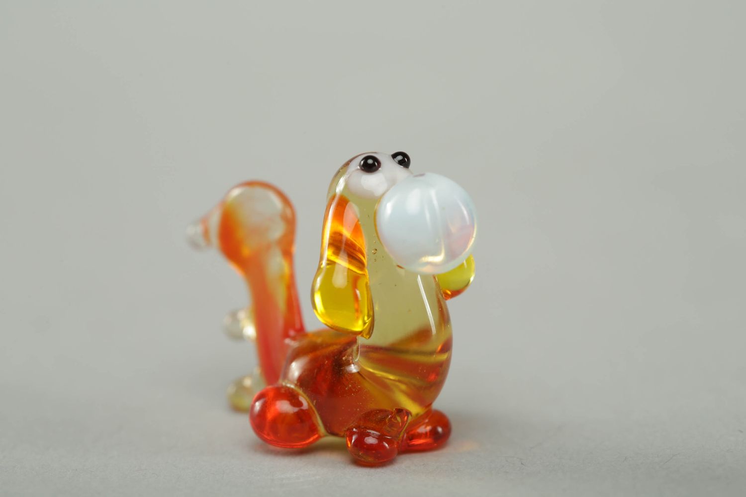 Winzige Figurine aus Glas in Form vom Hund foto 1