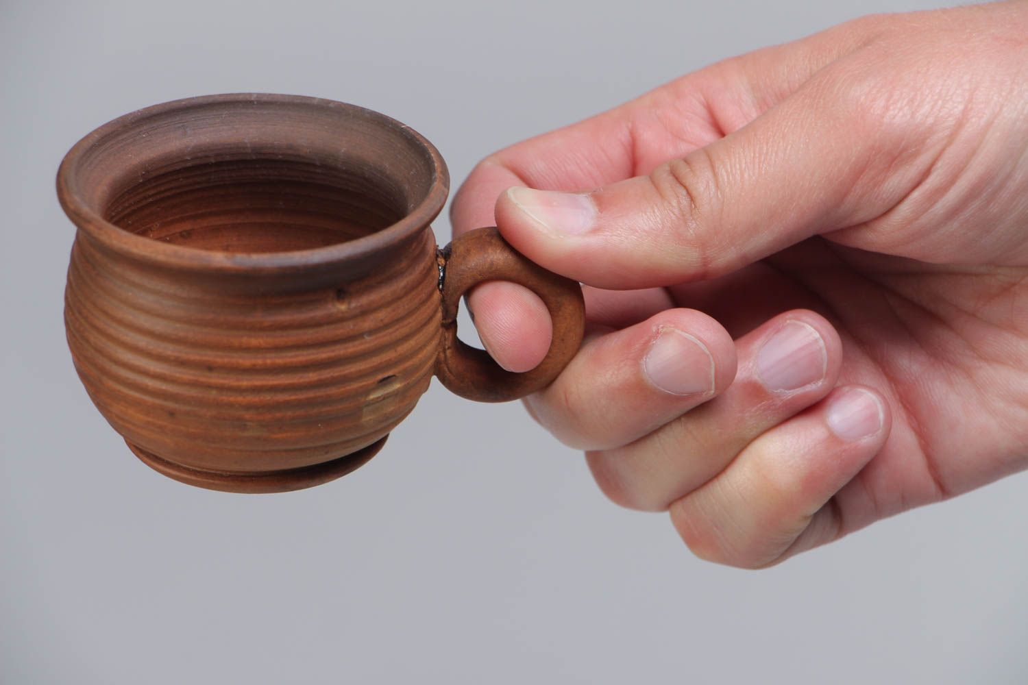 Глиняная чашка для чая в технике молочения ручной работы объемом 50 мл светлая фото 5