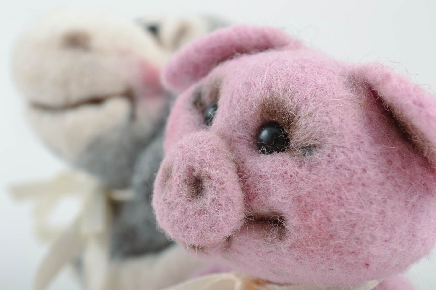 Juego de dos juguetes decorativos artesanales de lana con forma de cerdo y oveja foto 4