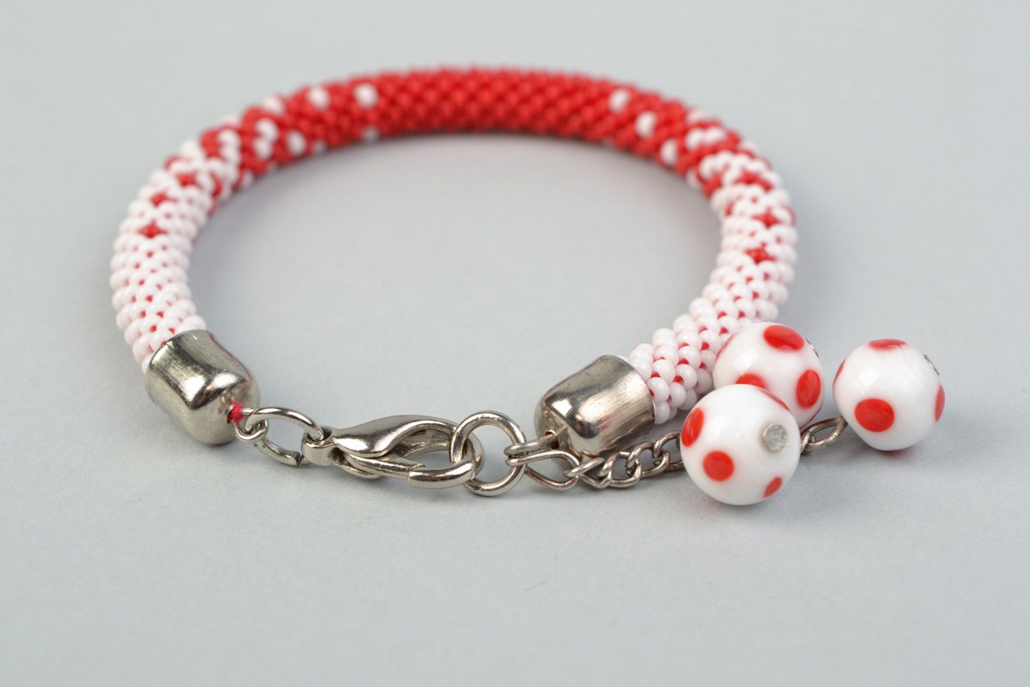 Bracelet crocheté en perles de rocaille rouge blanc avec pendeloques fait main photo 4