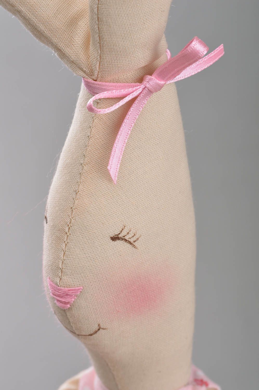 Авторская текстильная игрушка зайка с бантиком декоративная ручной работы фото 3