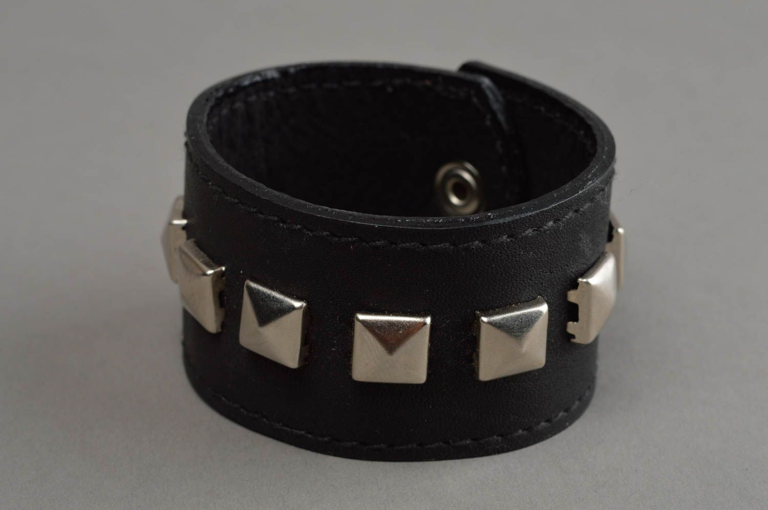 Schwarzes breites stilvolles Unisex Armband aus Leder mit Nieten handmade  foto 7