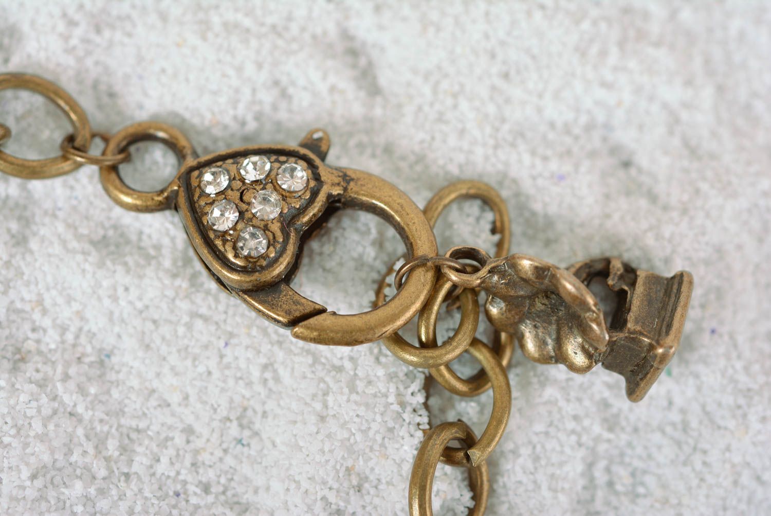 Bracelet en métal Bijou fait main sur chaîne avec pendeloques Accessoire femme  photo 5