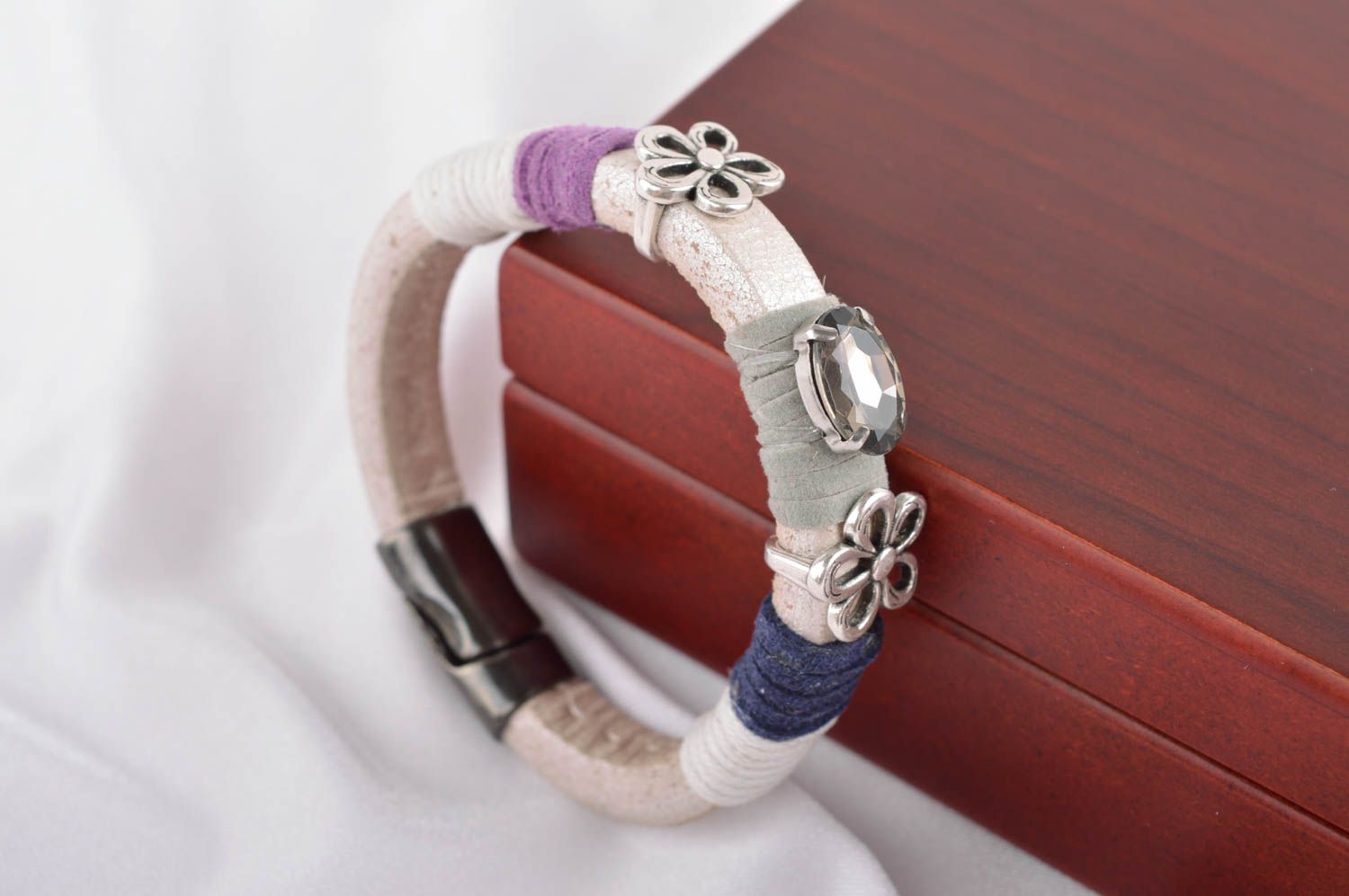 Bracelet cuir Bijou fait main blanc avec éléments décoratifs Cadeau pour femme photo 1