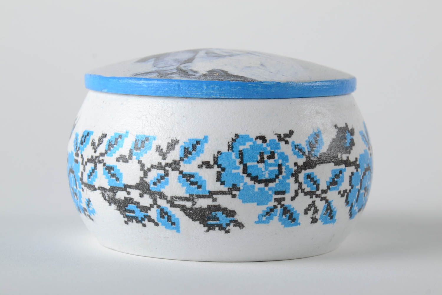 5 oz wooden round jar container with lid and hand-painted pattern in blue and white colors 0,2 lb photo 2