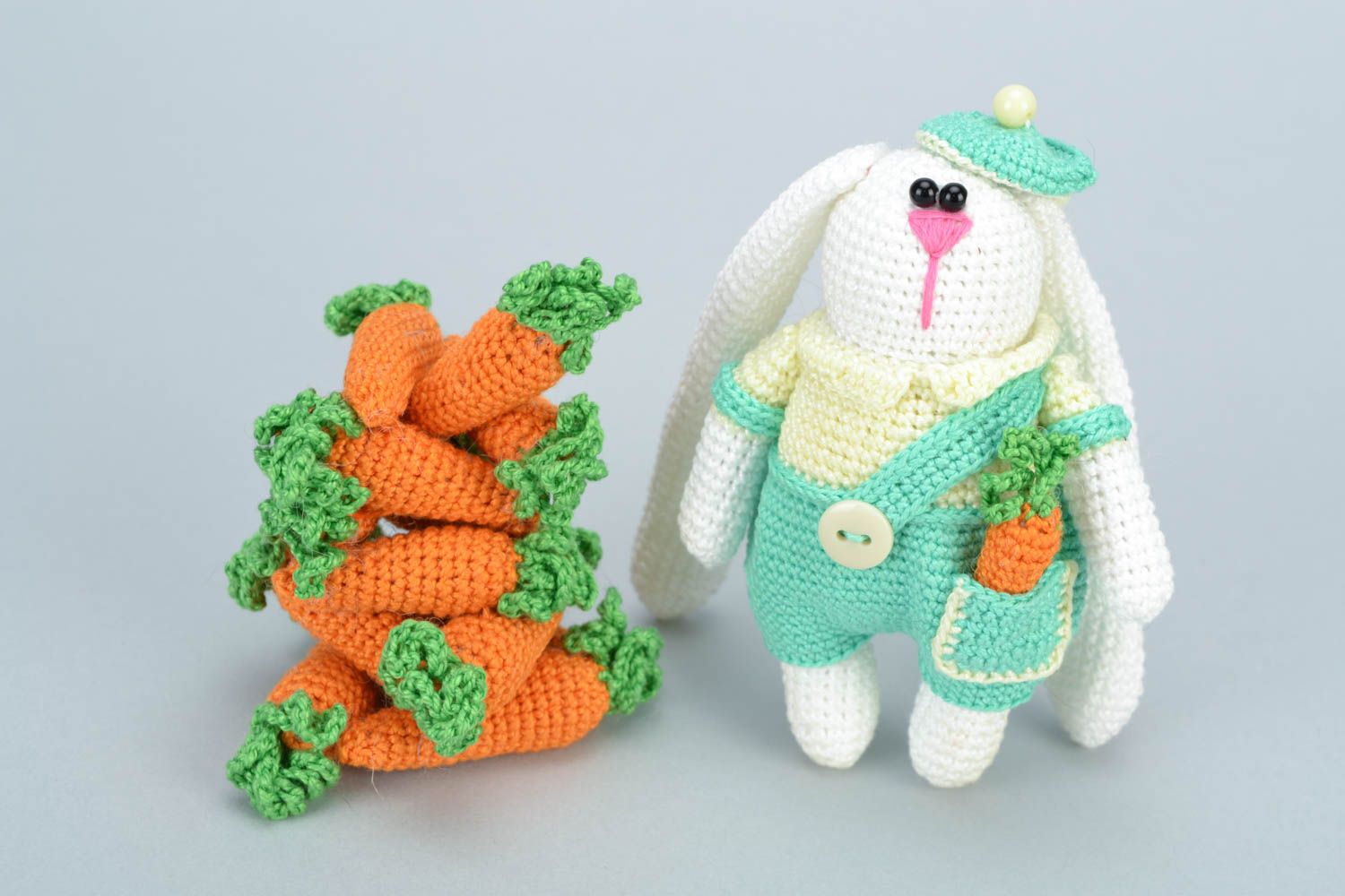 Мягкая вязаная игрушка в виде зайца с морковками необычная милая ручной работы фото 3