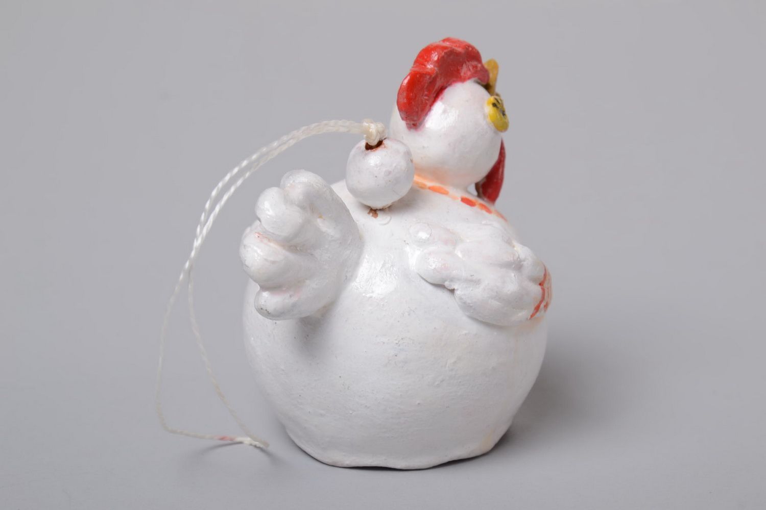 Künstlerisch bemaltes Glöckchen aus Ton Huhn in Weiß schöne Designer Handarbeit foto 4