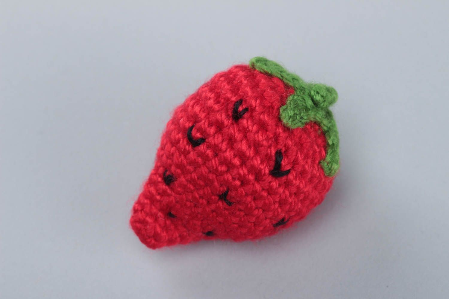 Kuscheliges Spielzeug Erdbeere aus Acrylgarn gehäkelt handmade für Haus Dekor und Kinder foto 2