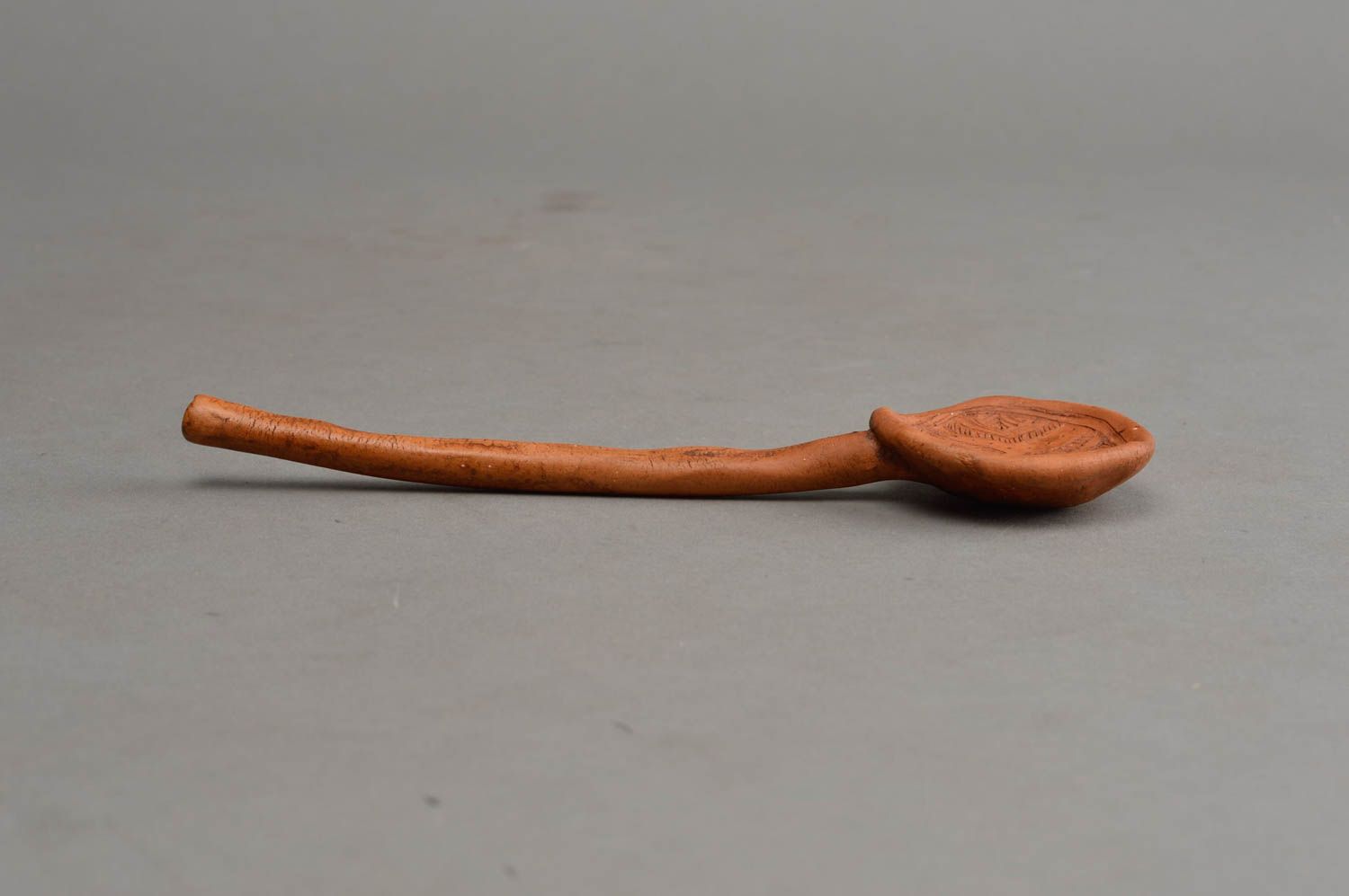 Brauner schöner handgemachter Löffel aus Ton mit Muster für Interieur Dekor foto 4