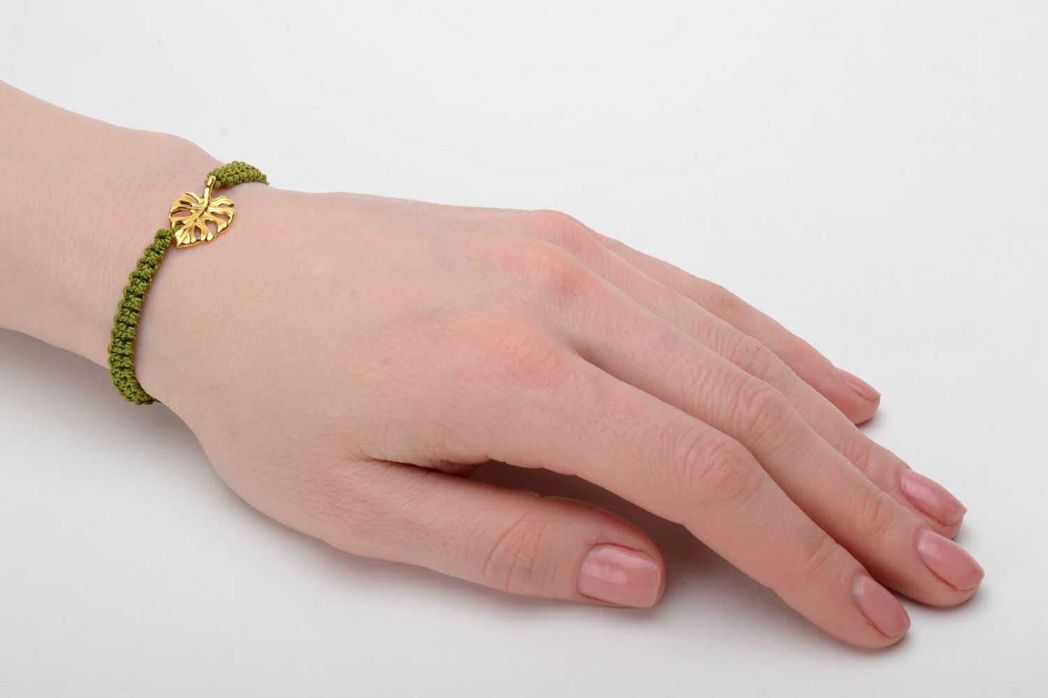 Bracelet en nylon étroit vert fait main original avec feuille métallique photo 2