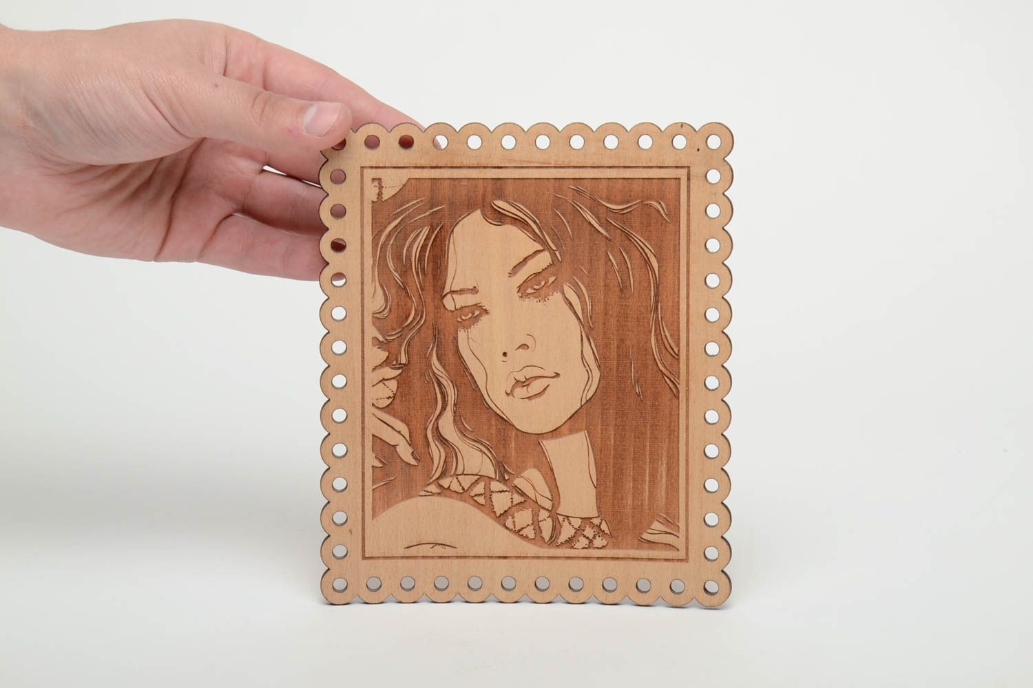 Petit tableau décoratif en bois gravé au laser et perforé portrait de femme photo 5