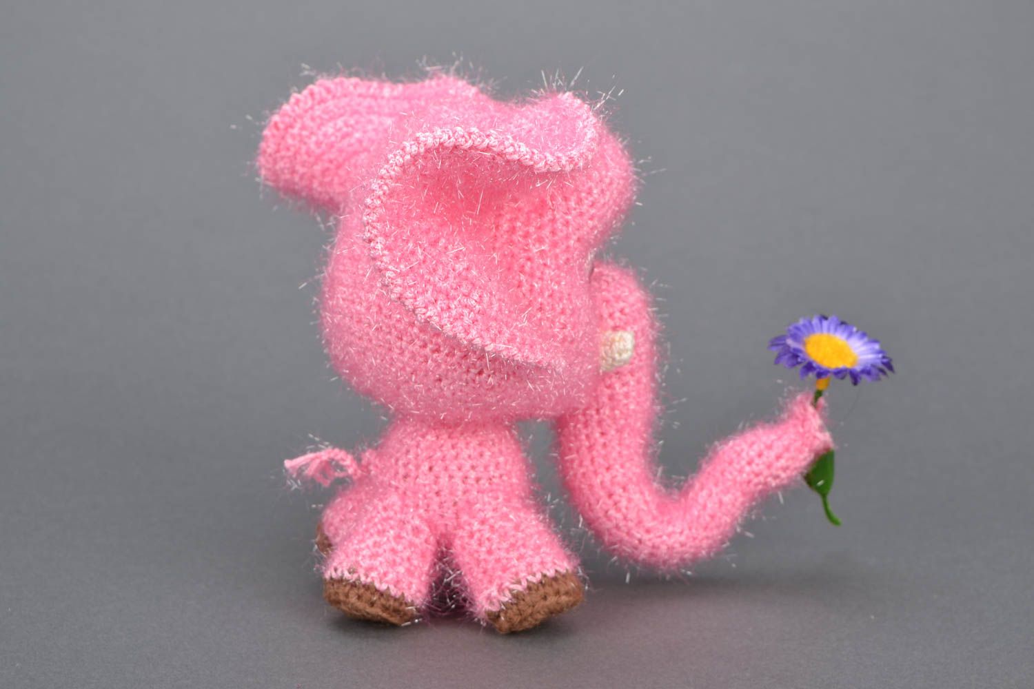 Jouet décoratif tricoté artisanal Éléphant rose avec une fleur photo 4