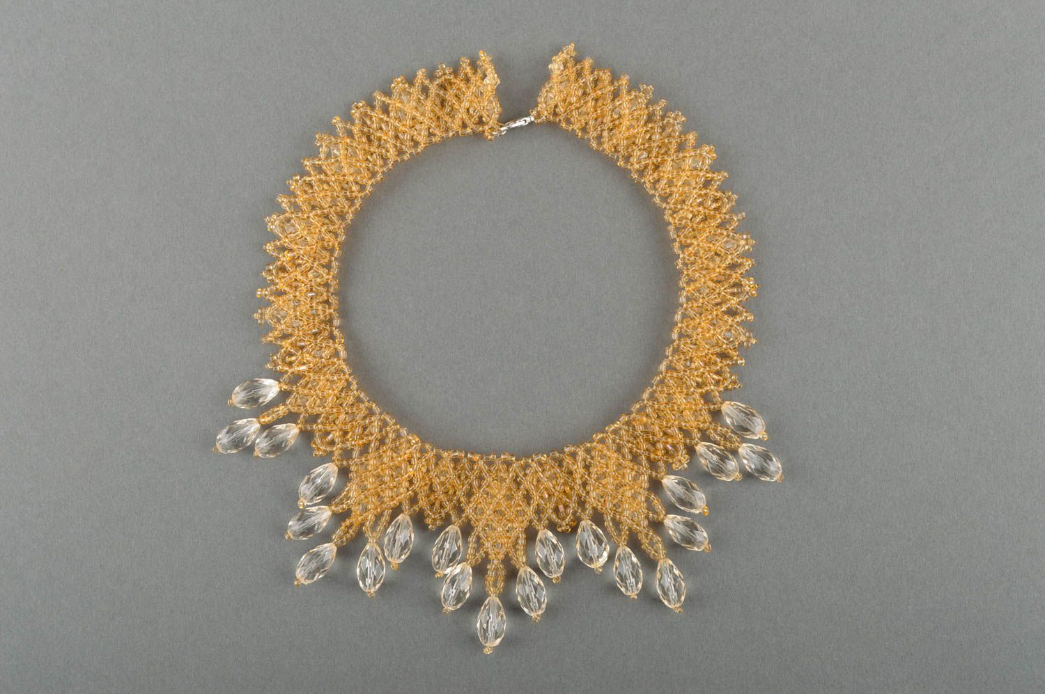Collana di perline fatta a mano accessorio da donna in colore d oro bello foto 5