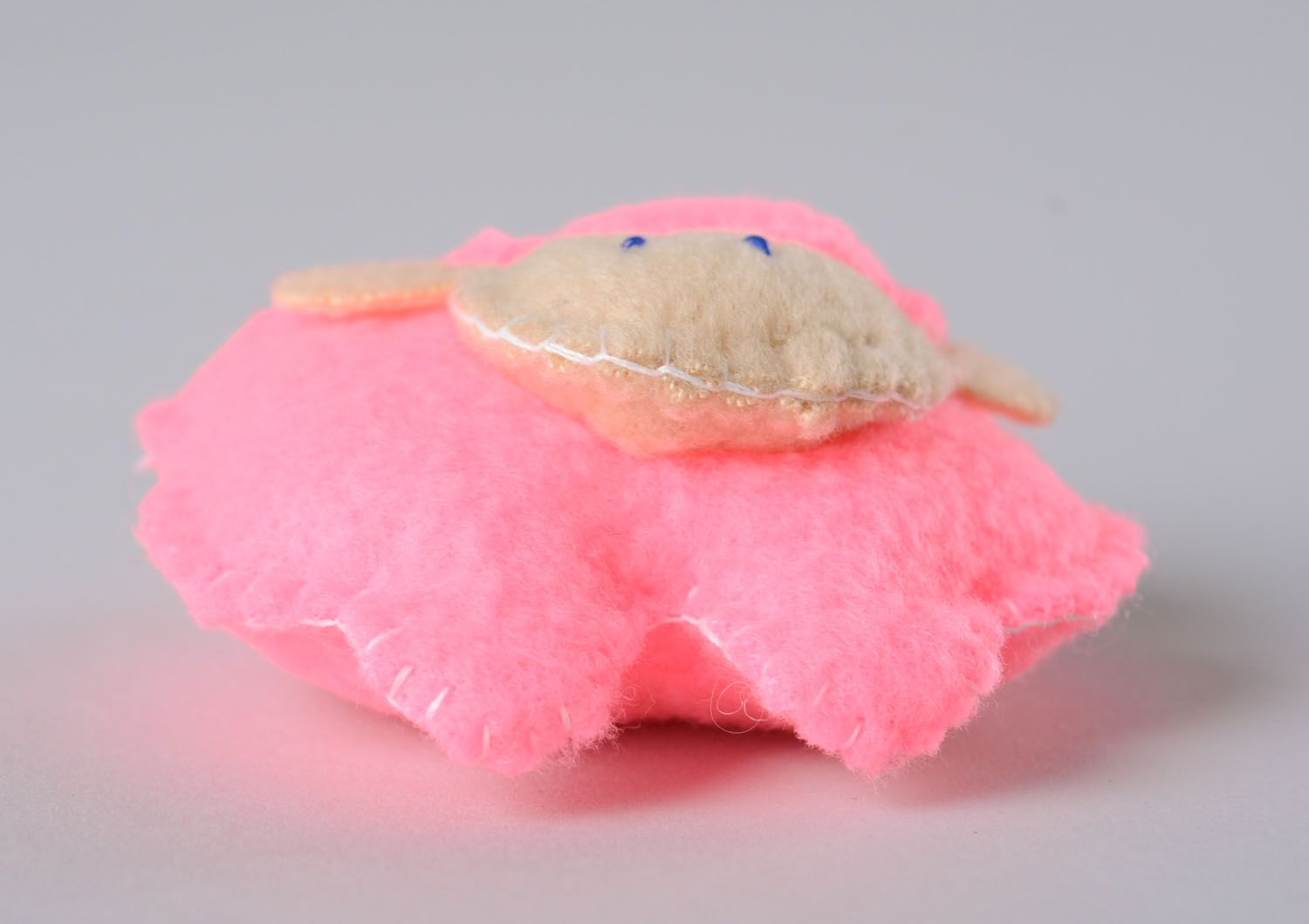 Brinquedo macio feito à mão de tecido Ovelhinha cor de rosa foto 3