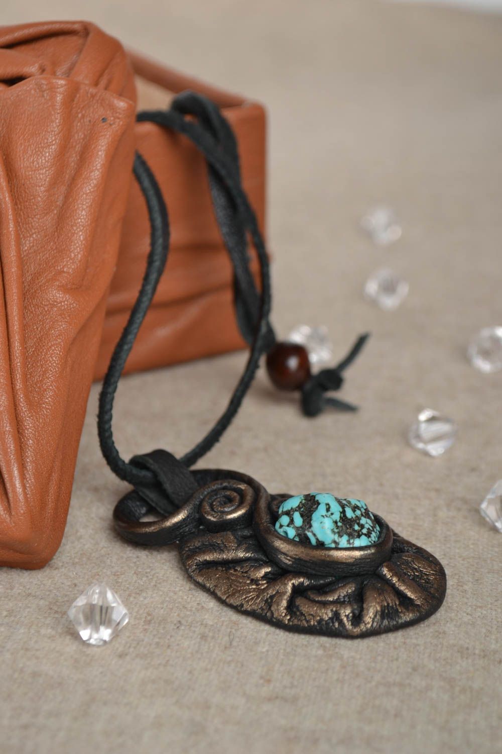 Pendentif en pierre cuir Bijoux fait main Idee cadeau femme design turquoise photo 1
