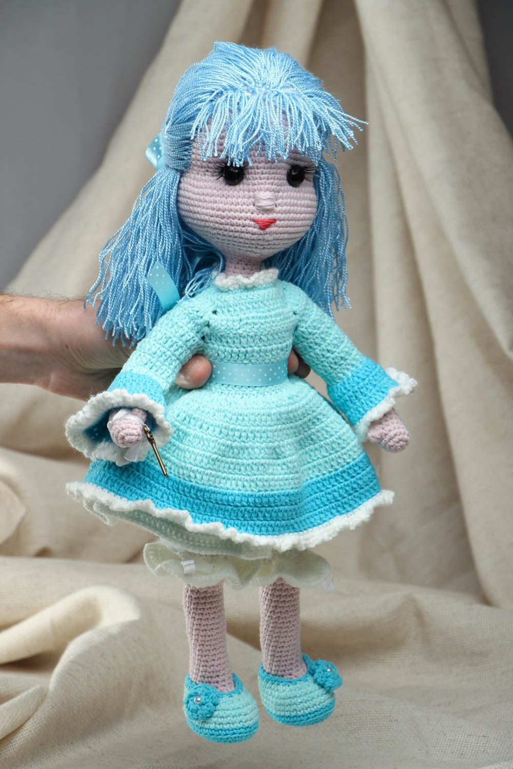 Вязаная игрушка кукла с голубыми волосами  фото 4
