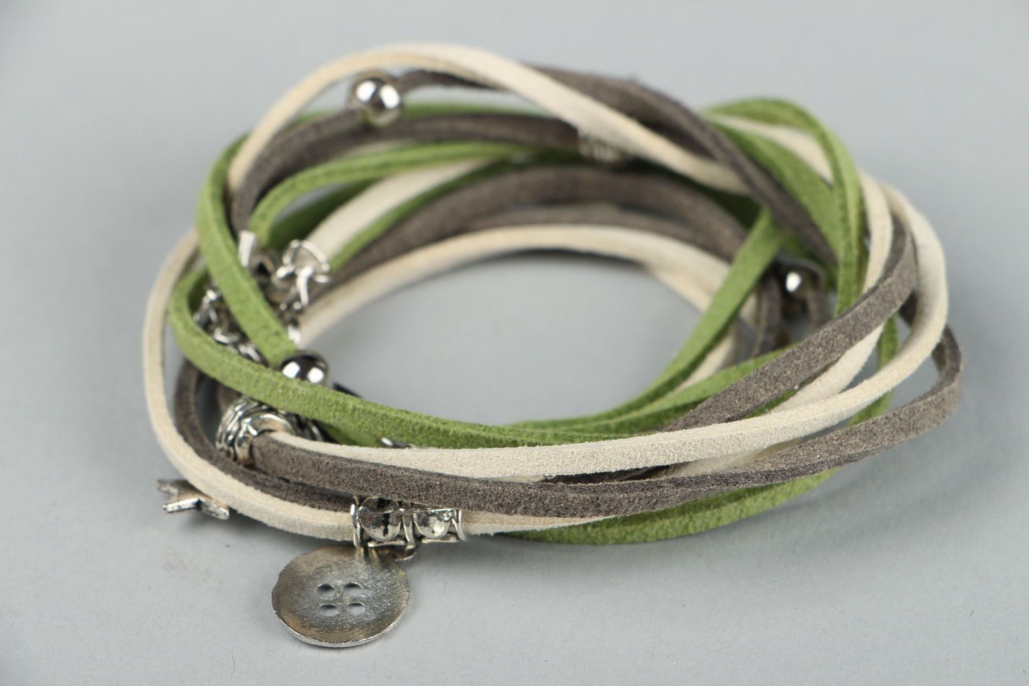 Bracelet made ​​of suede with a button-pendant photo 2