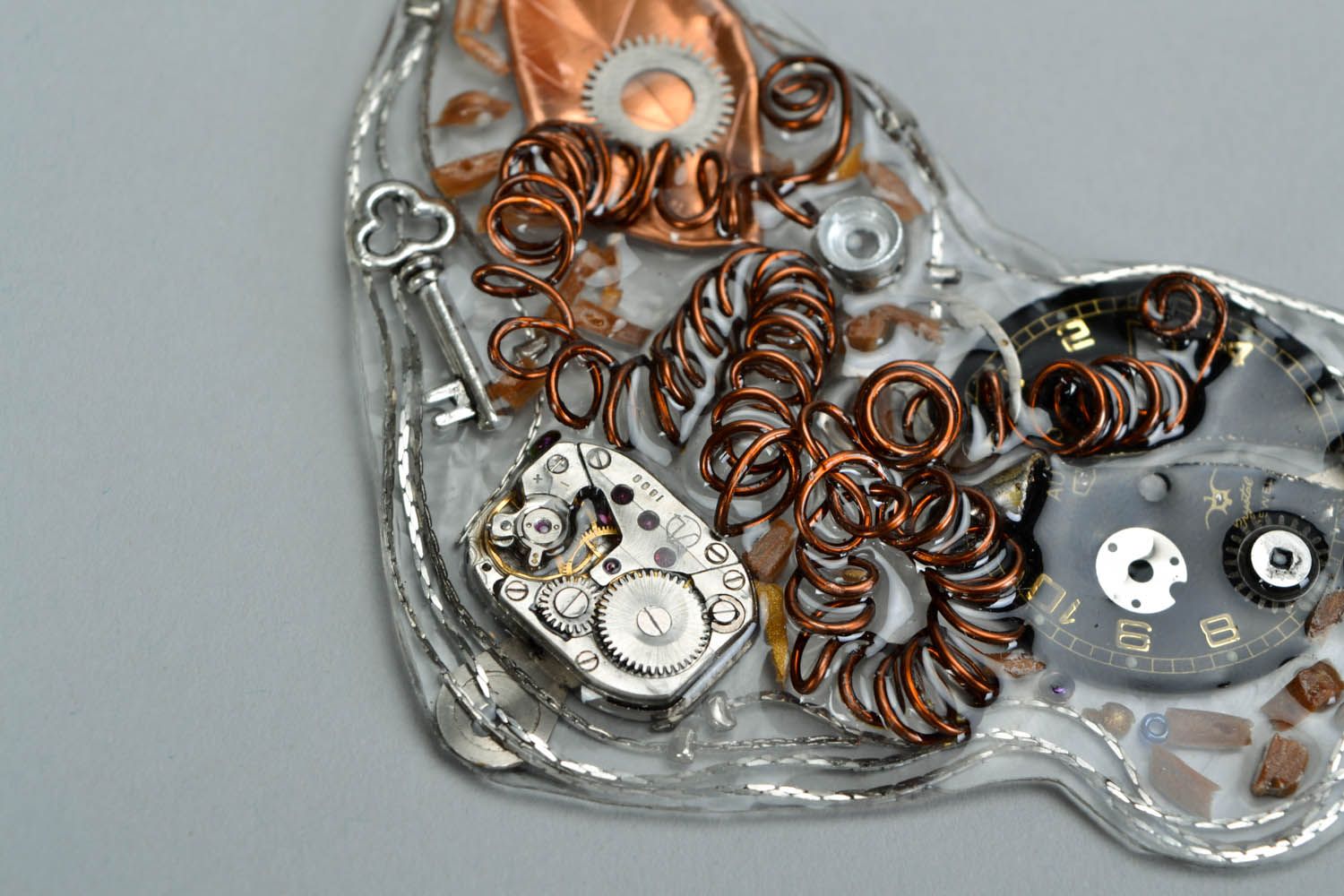 Colar de metal decorado com elementos de mecanismos de relógios Fora do tempo foto 3