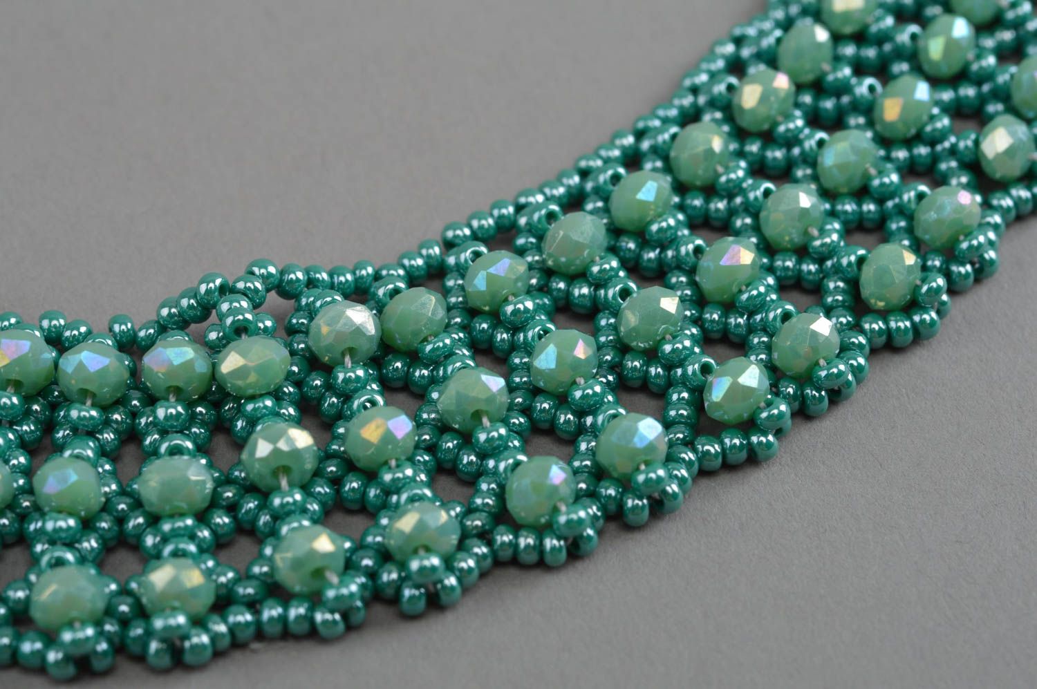 Красивое авторское ожерелье из бисера и бусин сплетенное вручную Зелень фото 5