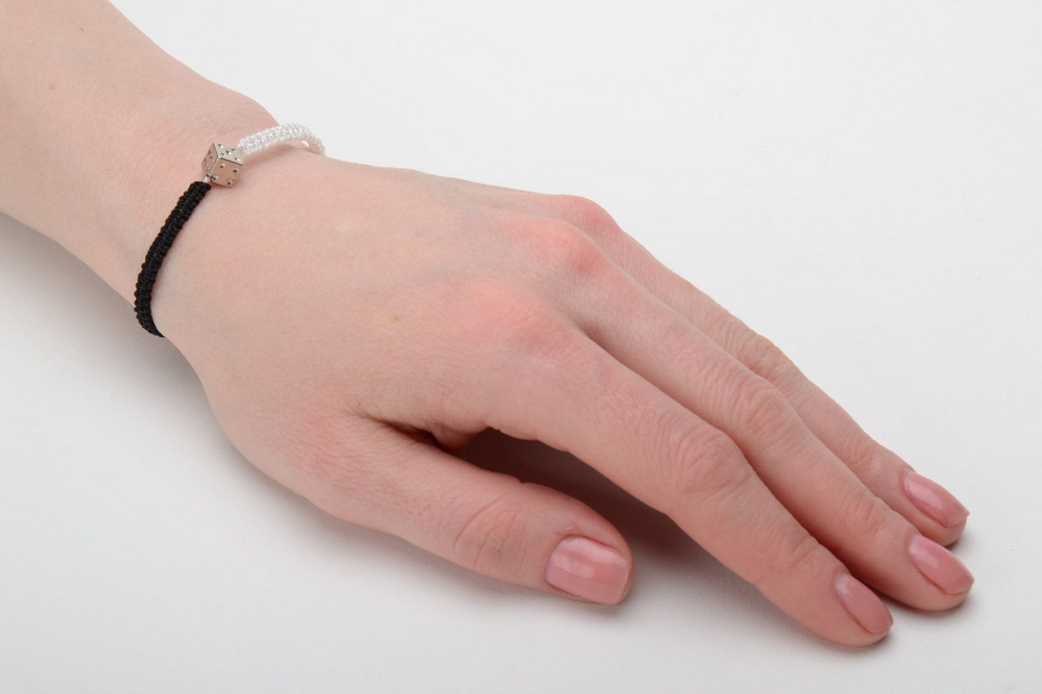 Bracelet en nylon étroit noir et blanc fait main original technique macramé photo 2