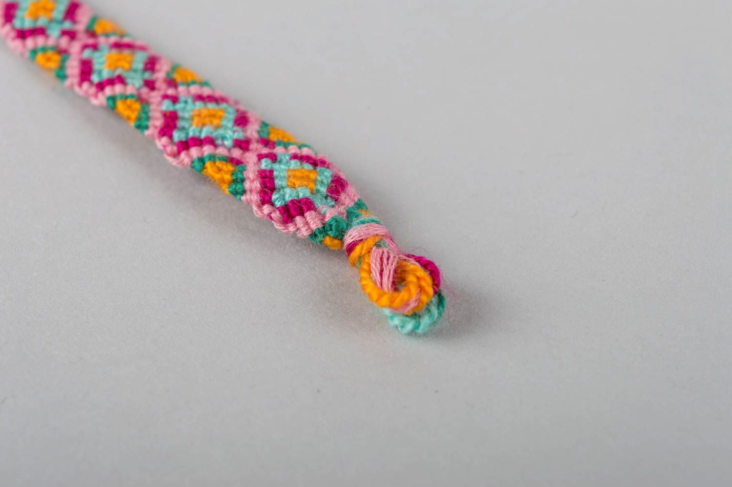 Красочный нитяной браслет ручной работы авторского дизайна плетеный красивый фото 3