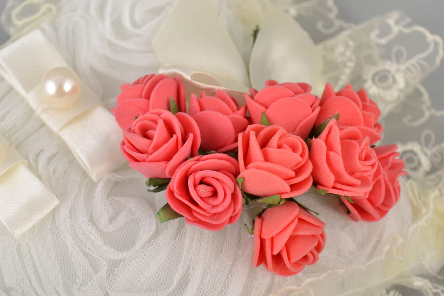 Cojín de boda para anillos hecho a mano blando con flores blanco hermoso foto 2