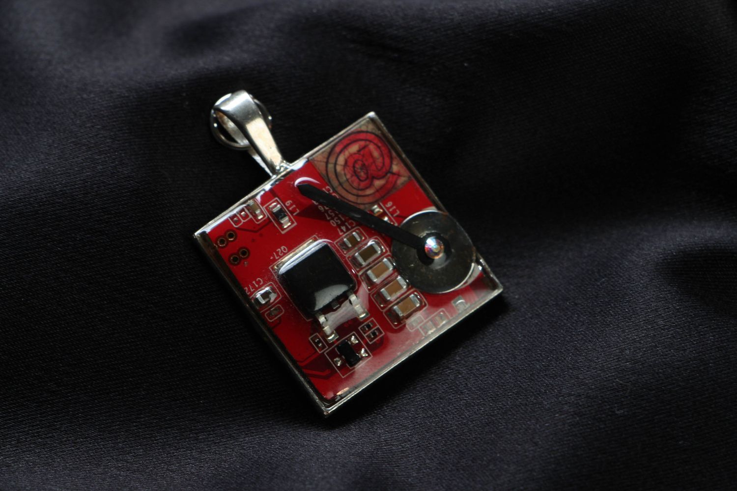 Pendentif en métal rouge cyberpunk avec mécanisme photo 1