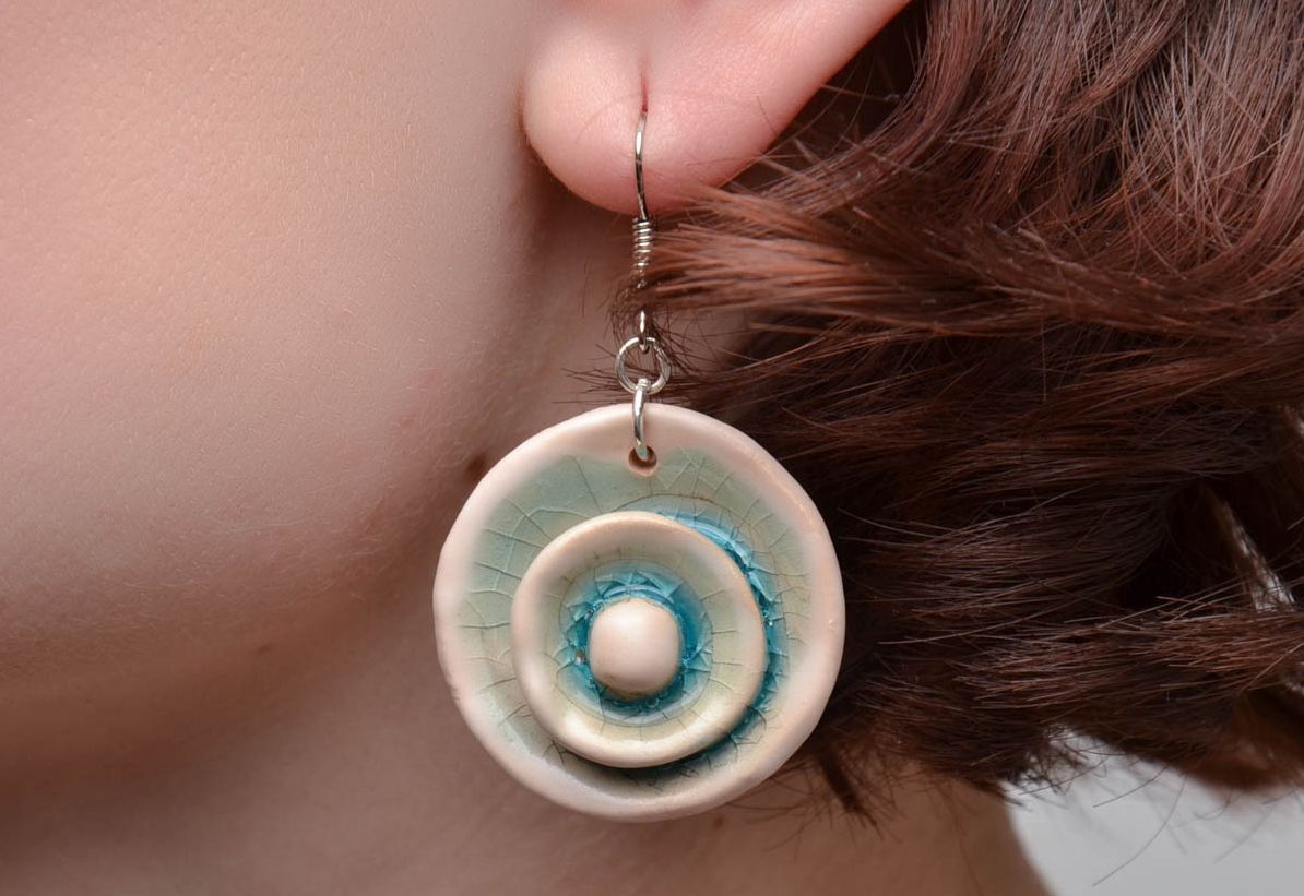 Boucles d'oreilles céramiques avec peinture modelées à la main photo 5