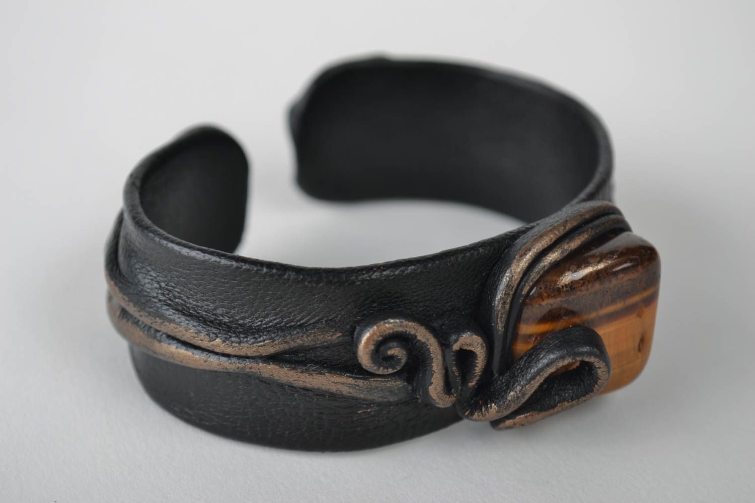 Браслет из кожи ручной работы украшения с камнями широкий кожаный браслет черный фото 2