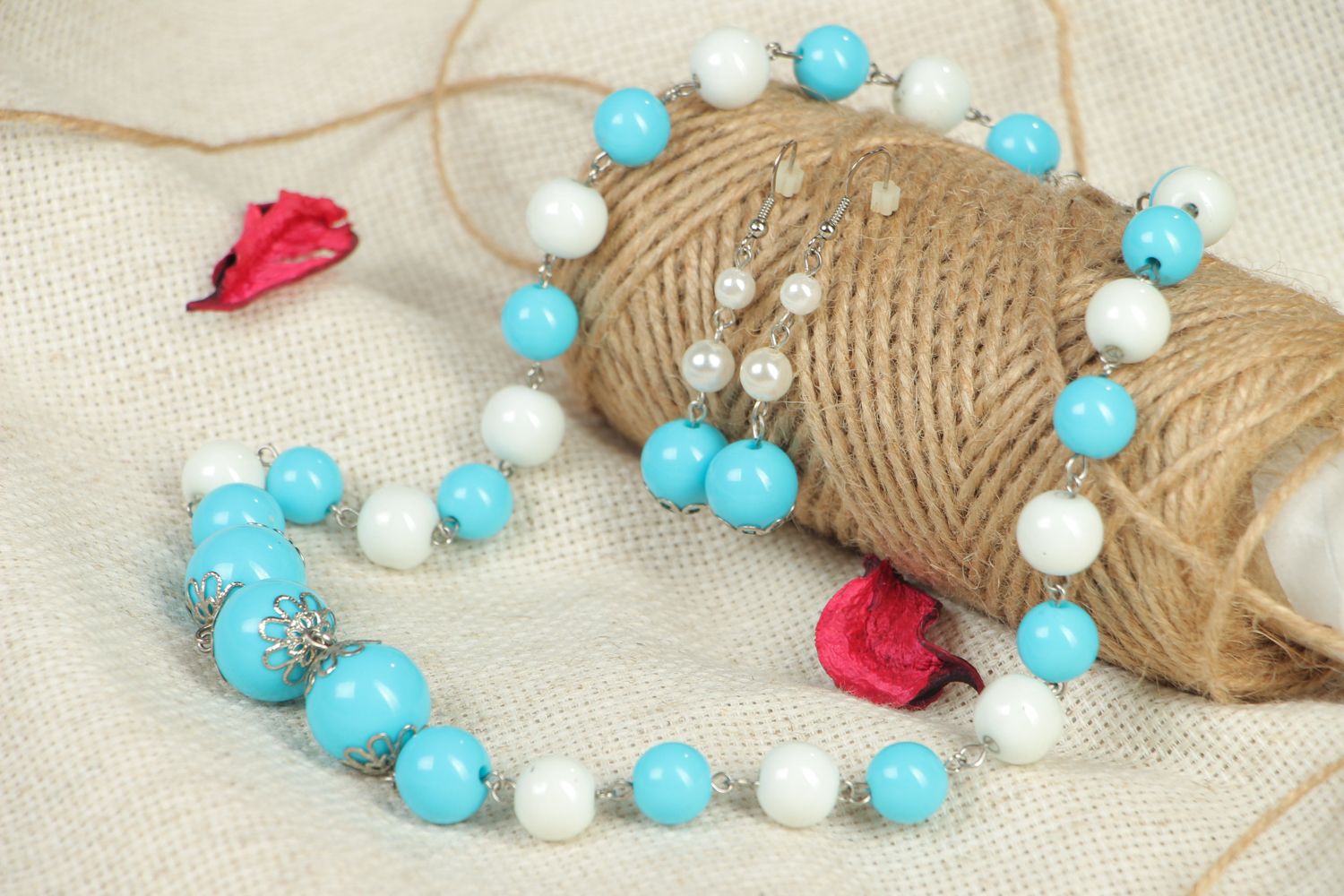 Set of jewelry made of white and blue beads photo 5