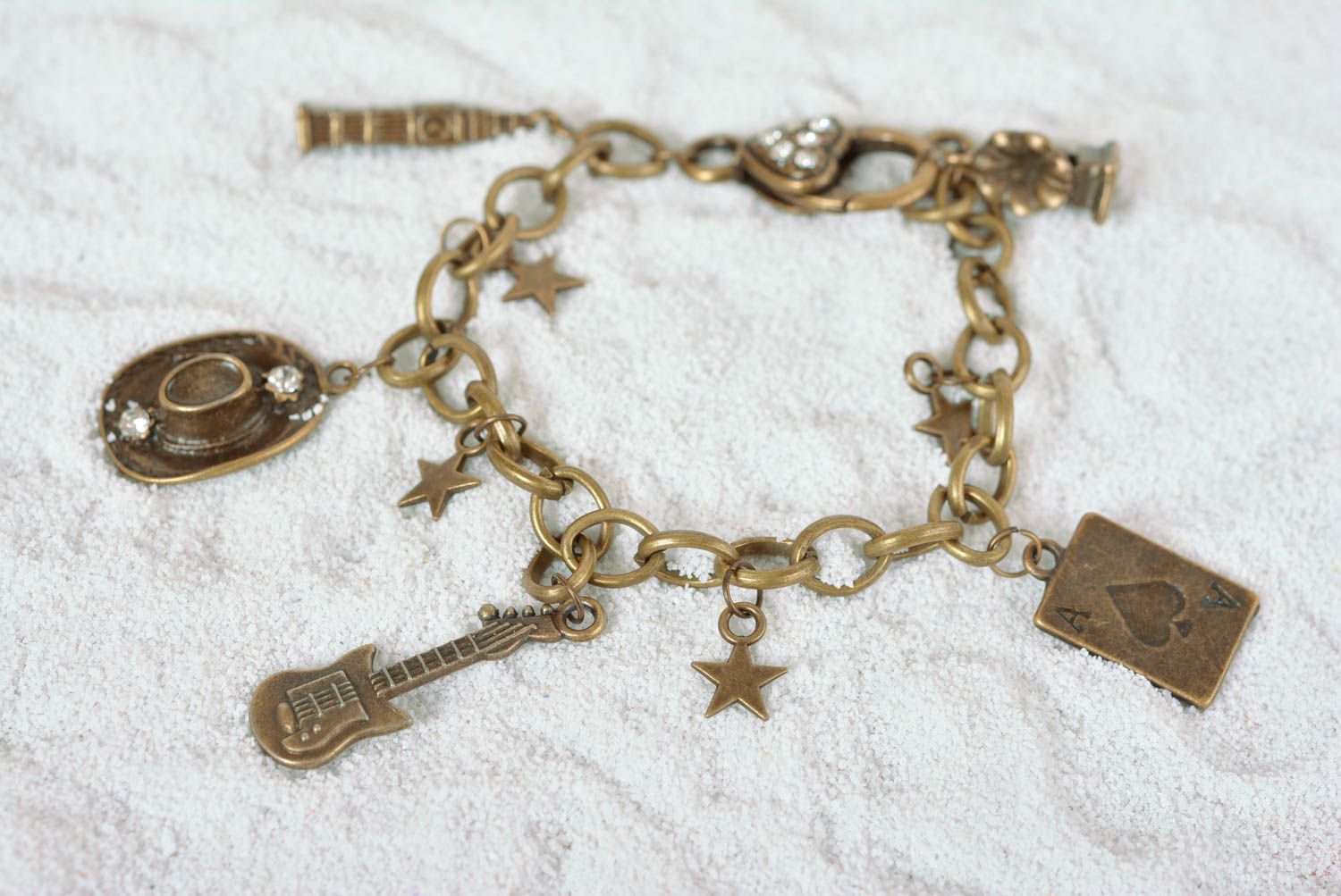 Bracelet en métal Bijou fait main sur chaîne avec pendeloques Accessoire femme  photo 1