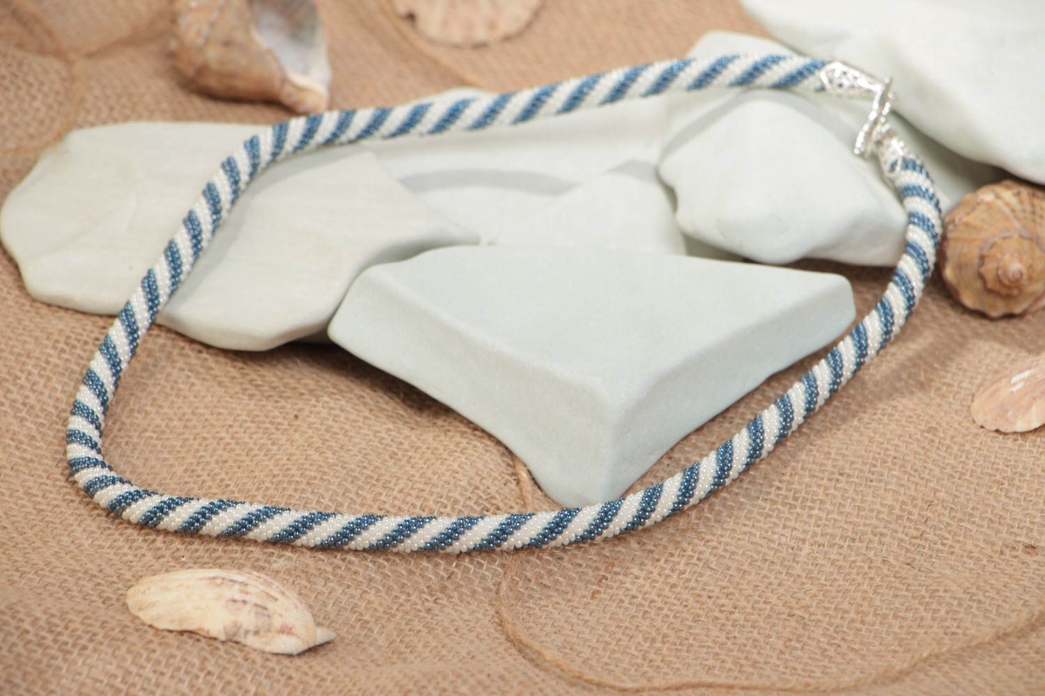 Collier en perles de rocaille bleu blanc long fait main stylé original photo 1