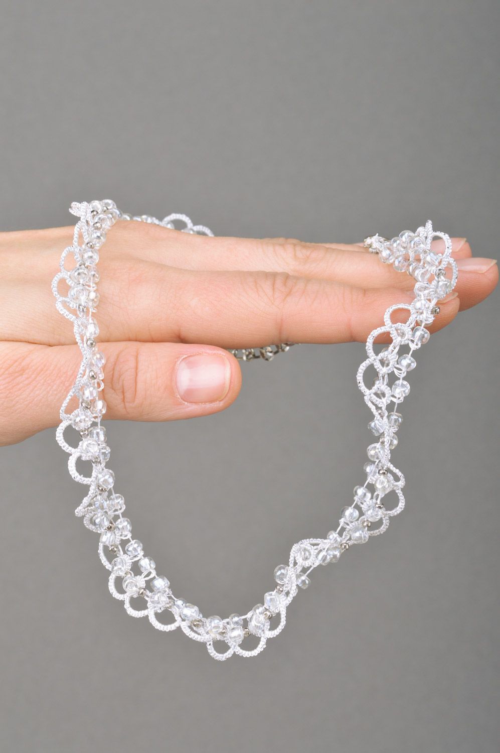 Collier blanc en perles de rocaille tchèques en frivolité fait main pour femme photo 2