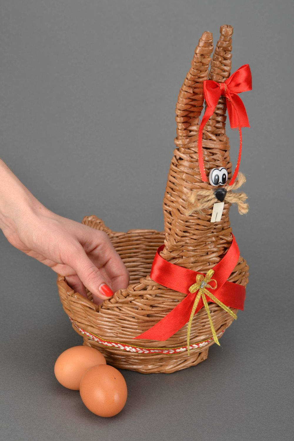 Newspaper woven Easter basket photo 2