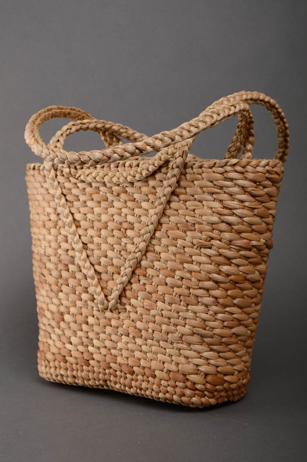 Плетеная сумка-корзина c коралловой отделкой