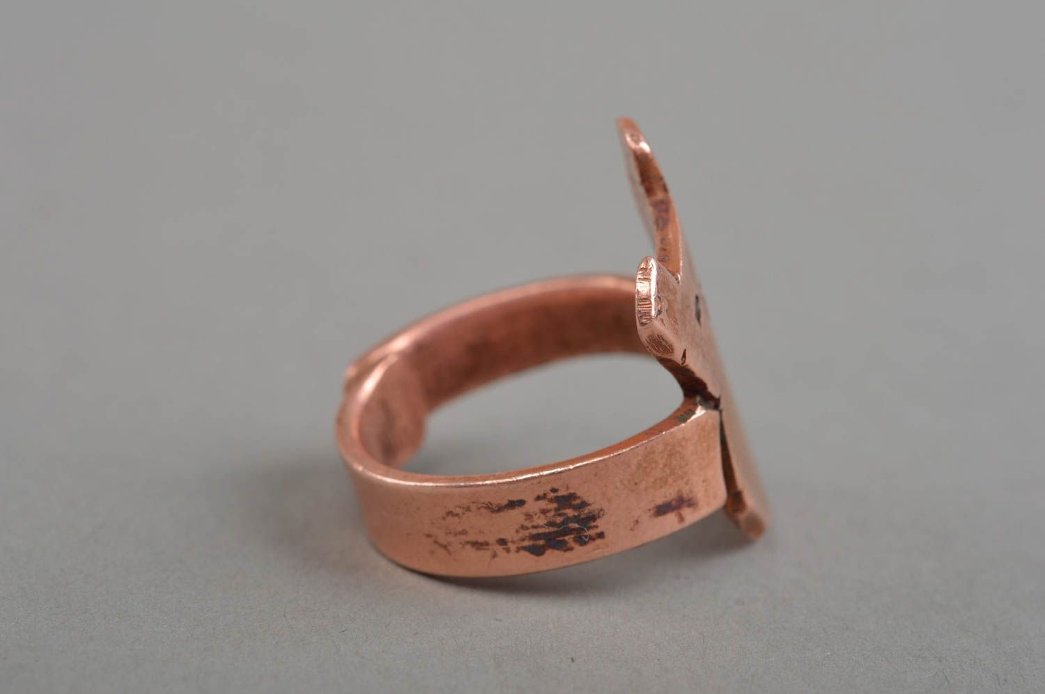 Металлическое кольцо из меди ручной работы в виде стилизованного мишки фото 3