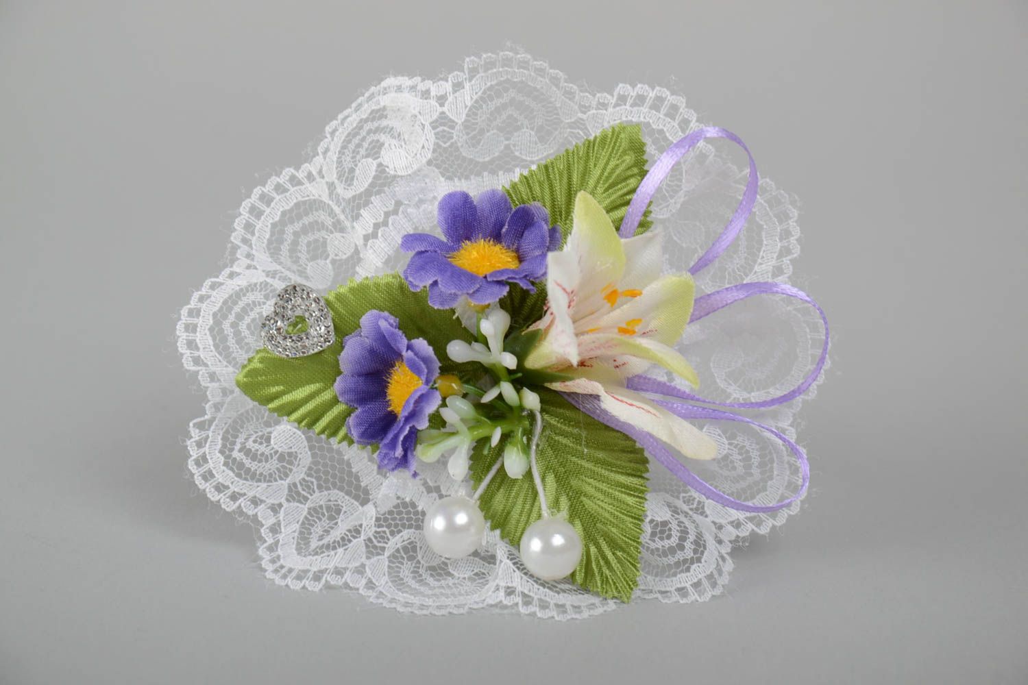 Hochzeit Boutonniere mit Blumen aus Atlasband handmade mit Spitze originell foto 4