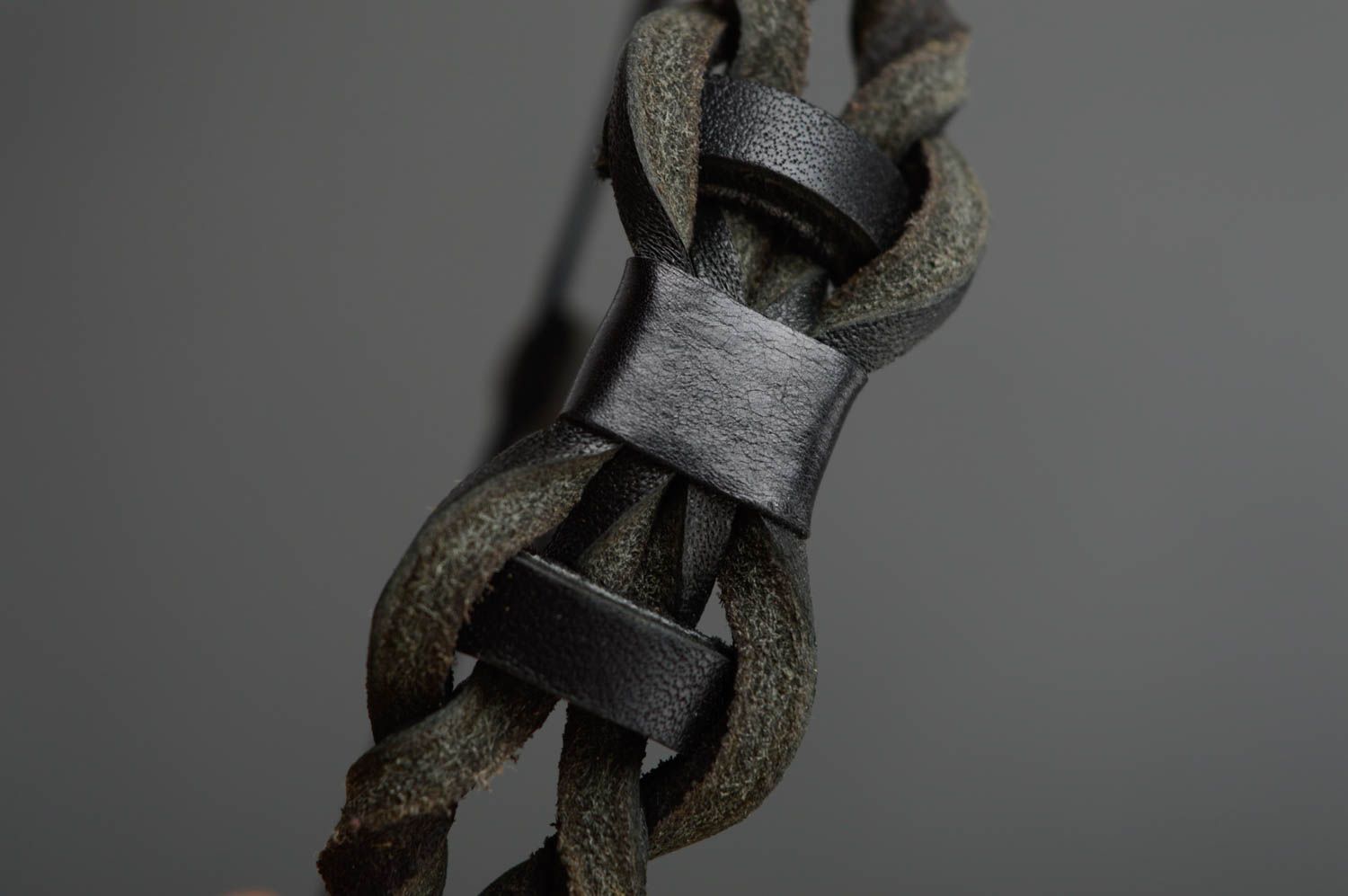 Bracelet en cuir naturel à nouer fait main noir design unisexe de créateur photo 2