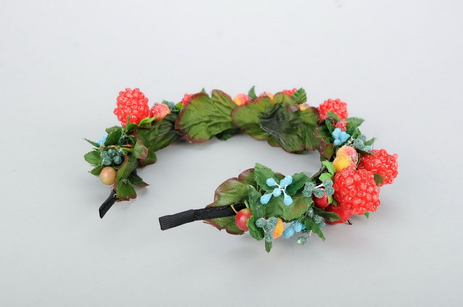 Headband with artificial flowers and berries photo 5