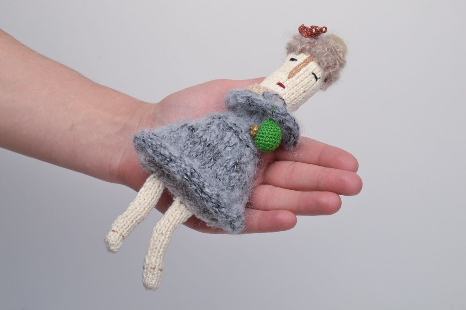Poupée tricotée avec des aiguilles molle faite main originale de créateur photo 5