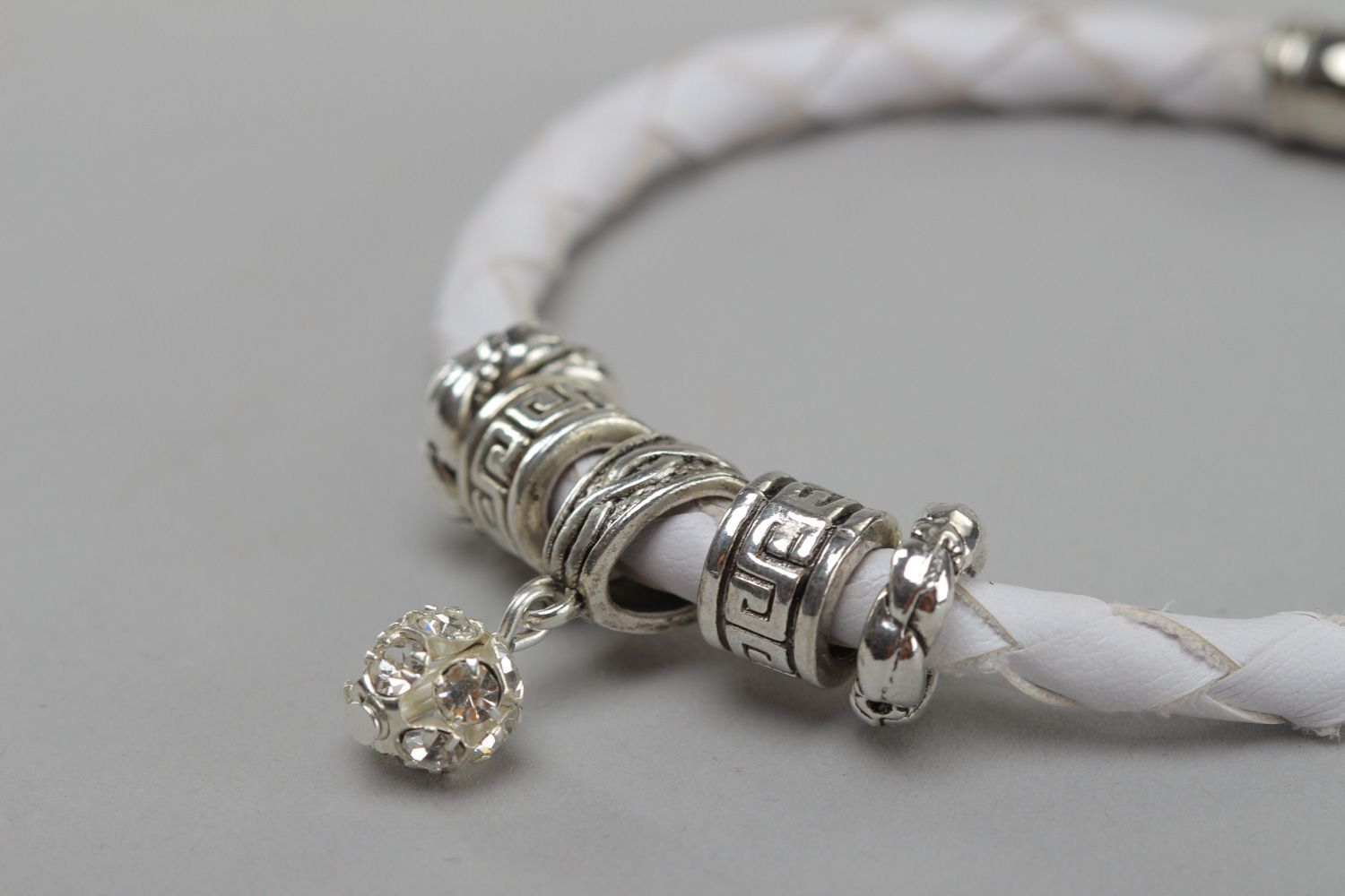 Dünnes weißes handgemachtes Armband aus Kunstleder Geschenk für Frauen foto 3