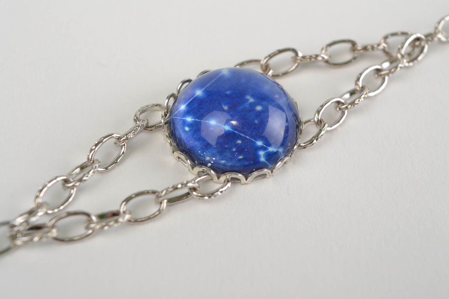 Bracelet chaîne métallique avec verre bleu fait main constellation des Poissons photo 2