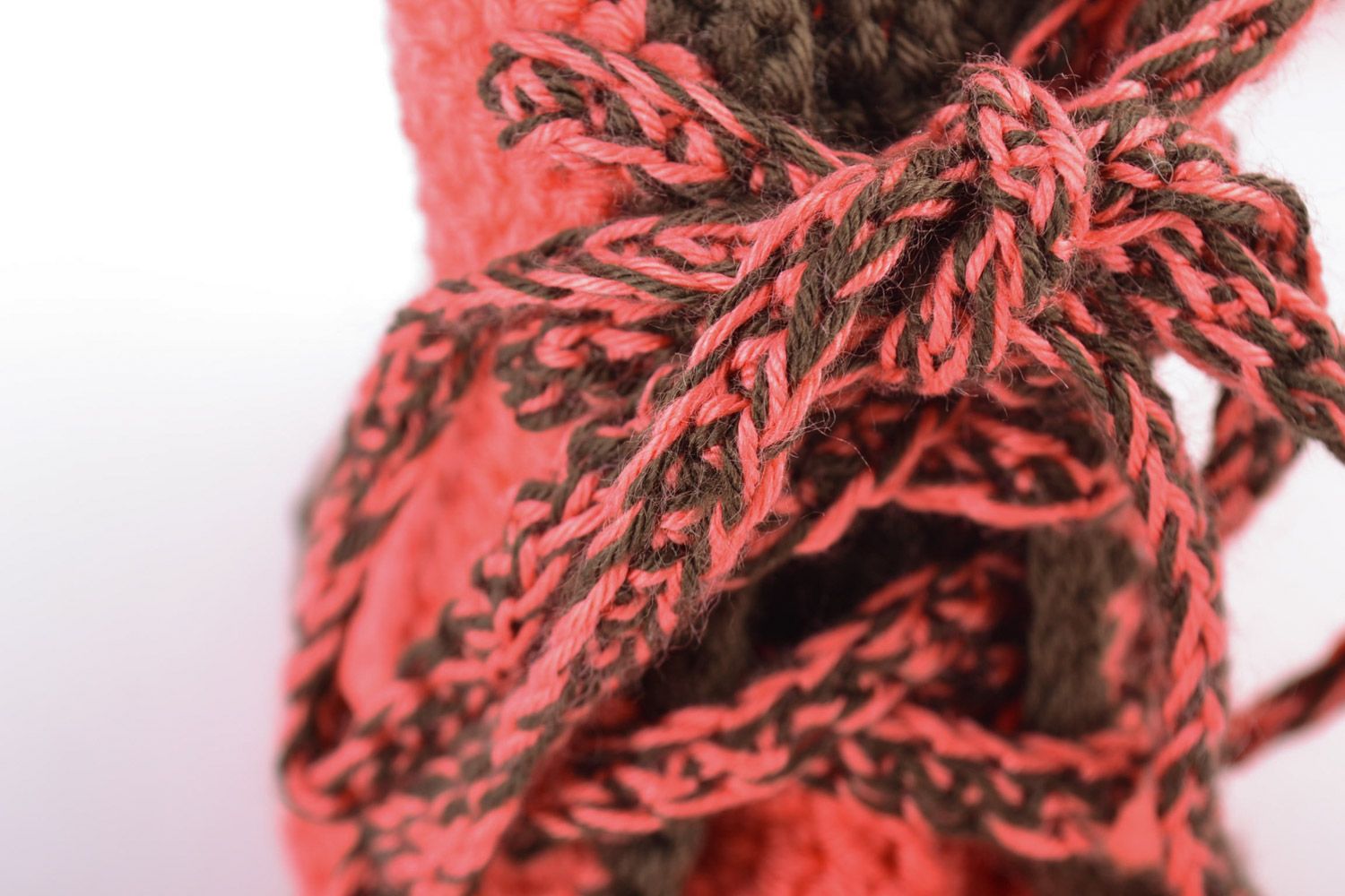 Chaussons de bébé tricotés en laine faits main originaux de couleurs corail photo 3