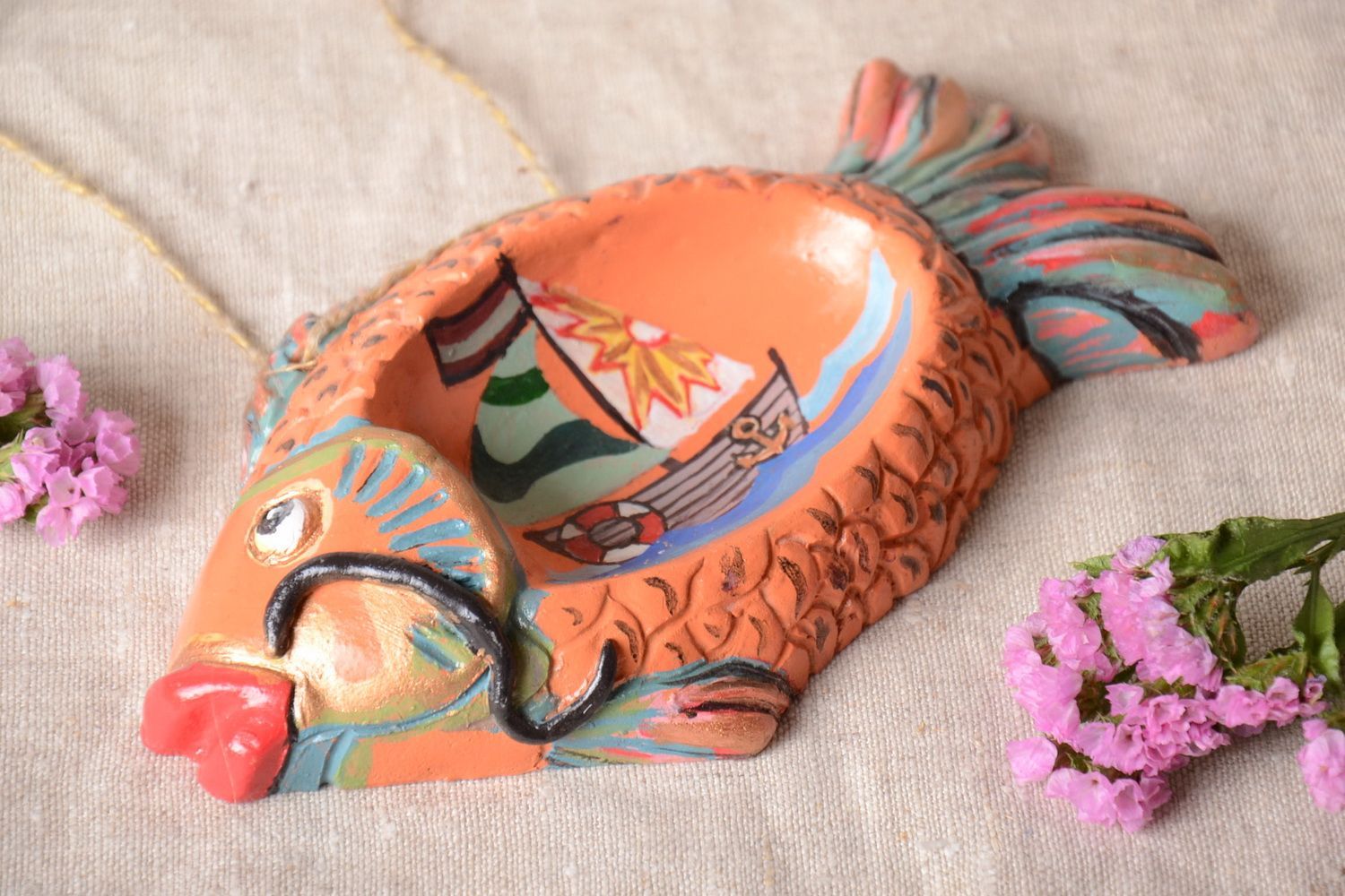 Cendrier en forme de poisson peint en argile fait main décoration à suspendre photo 1