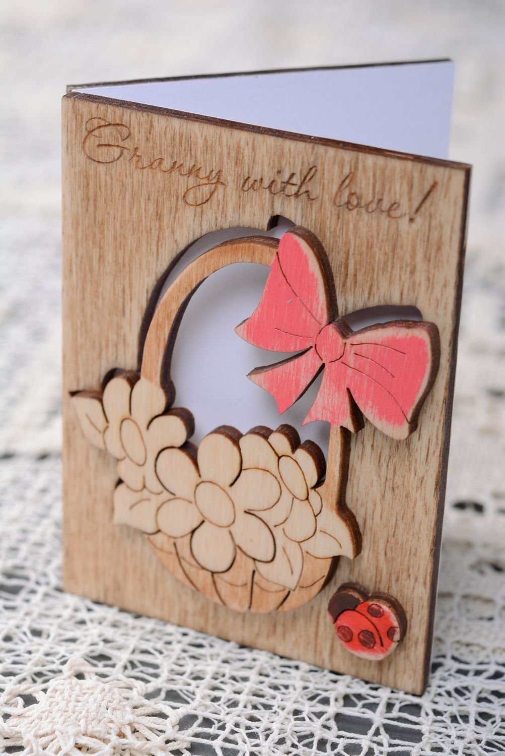 Belle carte de voeux en bois faite main décorée d'image de panier de fleurs photo 1
